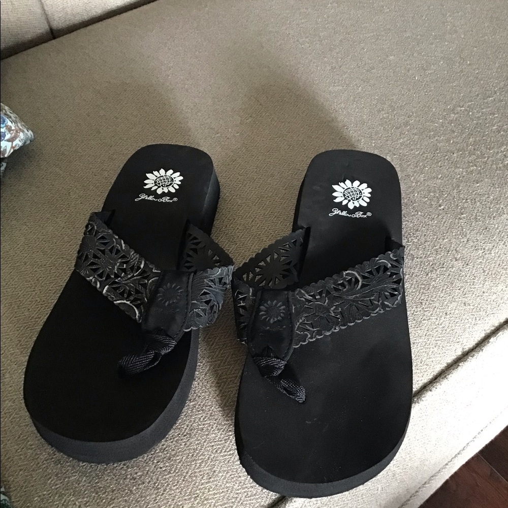 New without tags Yellow box flip flops sandals